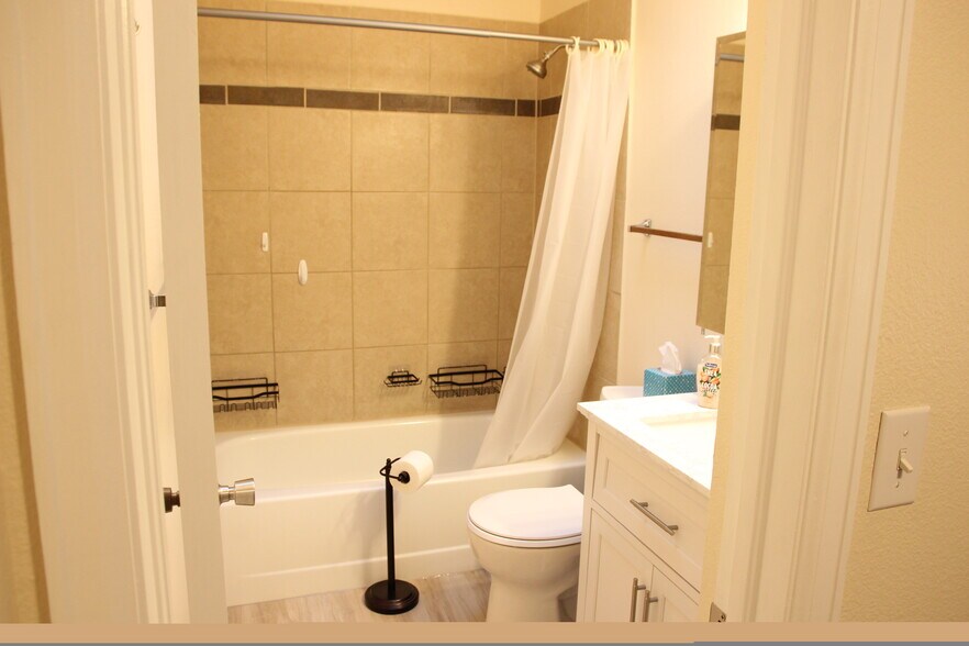 Building Photo - 6610 Parkridge Ct