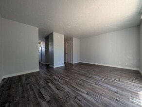 Building Photo - Newly Renovated 2-Bedroom, 1.5-Bath Apartm...