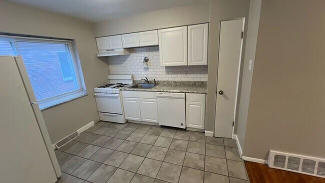 Primary Photo - 448 Eichelberger St