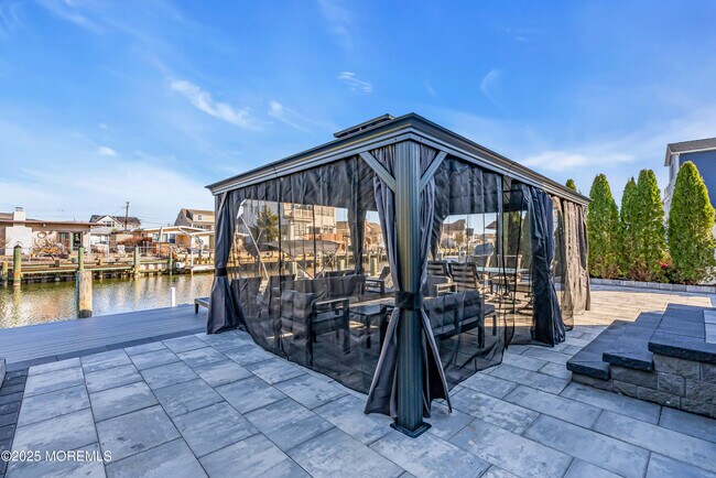 Building Photo - 320 Silver Lagoon Dr