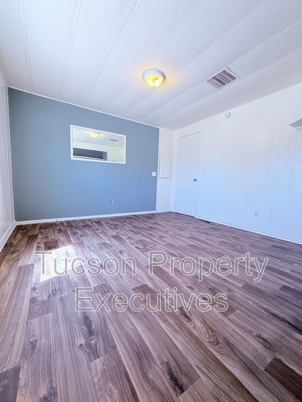Building Photo - 4580 E Rex St