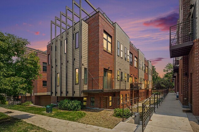 Building Photo - 2 Bed, 1 Bath Townhouse with Roof Top Deck