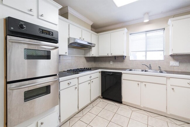 Building Photo - 5812 Community Dr
