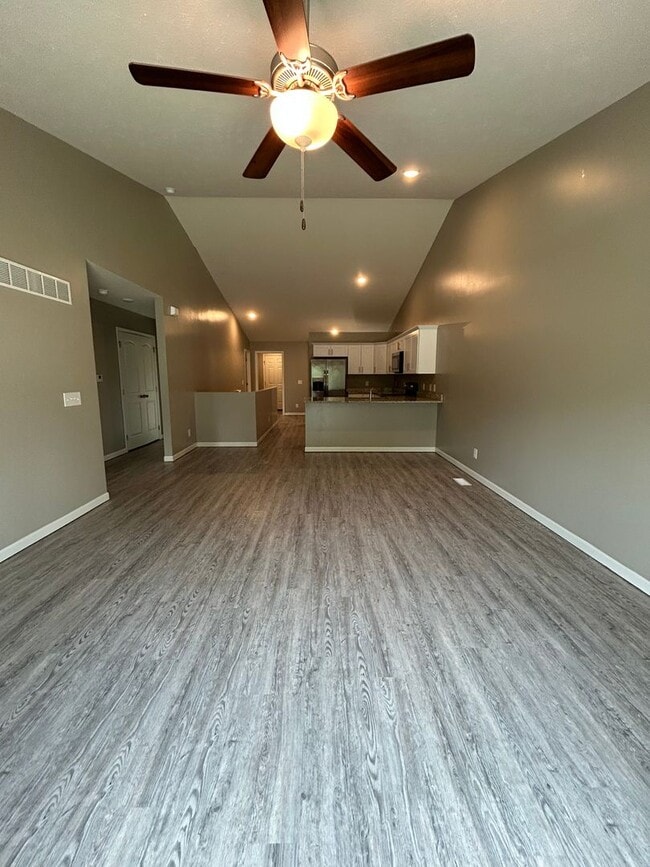 Building Photo - Spacious 4 Bedroom Duplex Near Village Pointe