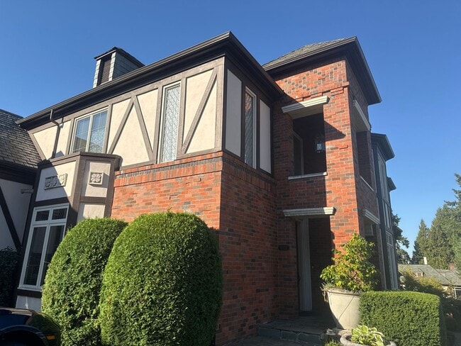 Dec Special Promotion! Exceptional 3 bed, 3 bath in Houghton Kirkland. Move in Ready. - Dec Special Promotion!  Exceptional 3 bed, 3 bath in Houghton Kirkland.  Move in Ready.