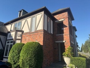 Building Photo - Dec Special Promotion!  Exceptional 3 bed, 3 bath in Houghton Kirkland.  Move in Ready.