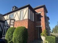 Building Photo - Exceptional 3 bed, 3 bath in Houghton Kirk...