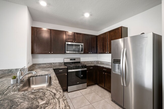 Building Photo - Charming 3/2 Home- Move In ready!