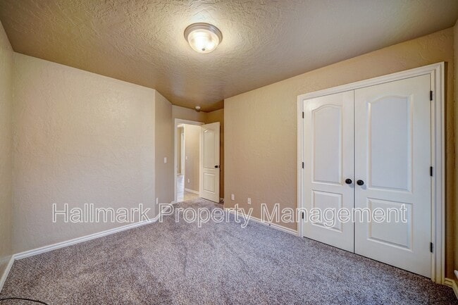 Building Photo - 1042 Hidden Oaks Way