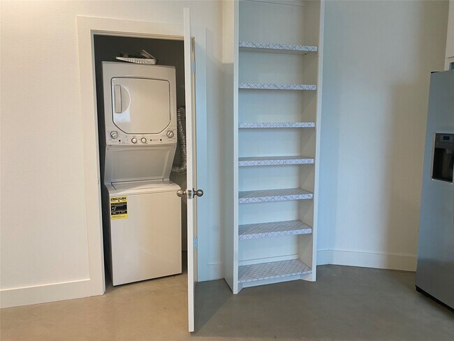 Building Photo - 1555 Lawson St