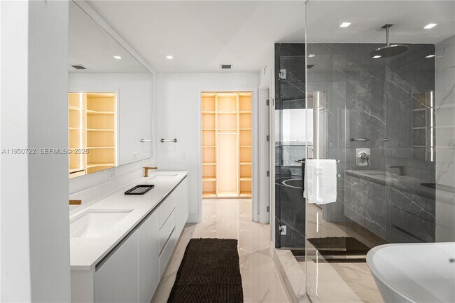 Building Photo - 700 NE 24th St