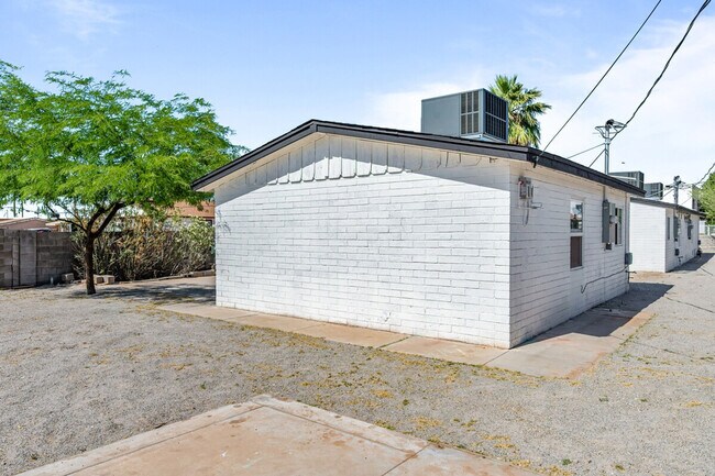 Building Photo - 2302 W Colter St