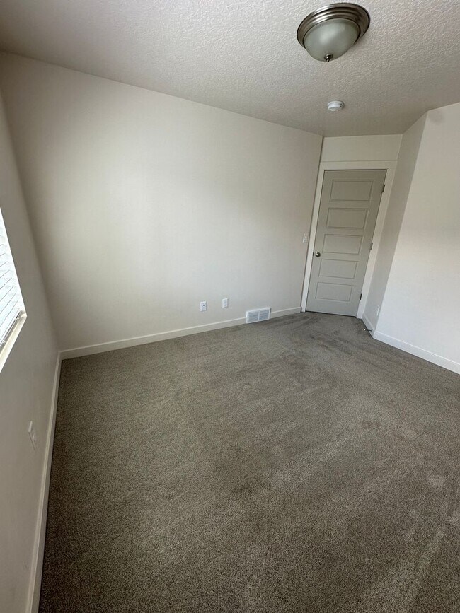 Building Photo - Gorgeous Townhome!!!