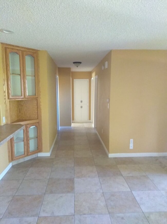 Building Photo - 3 bedroom in Golden Hills East
