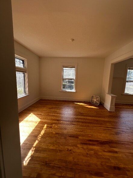 Building Photo - 822 W 35th St