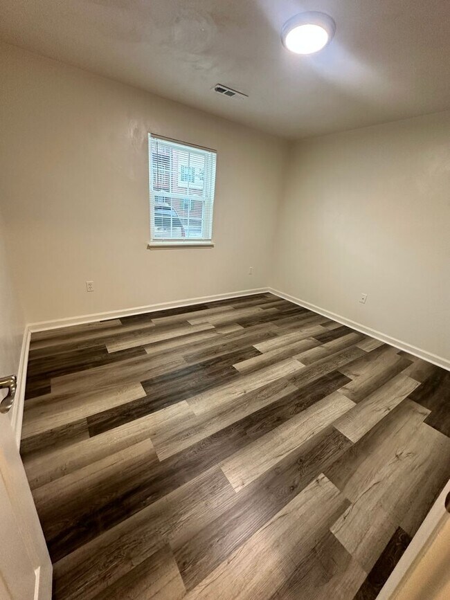 Building Photo - 1 Bedroom Available Collegiate Court  (SUB...