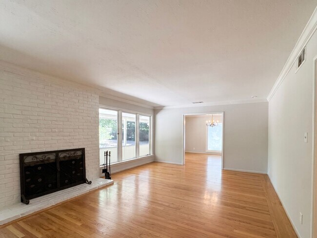Building Photo - Fabulous single level Lafayette home nestled at the end of a tree-lined drive.