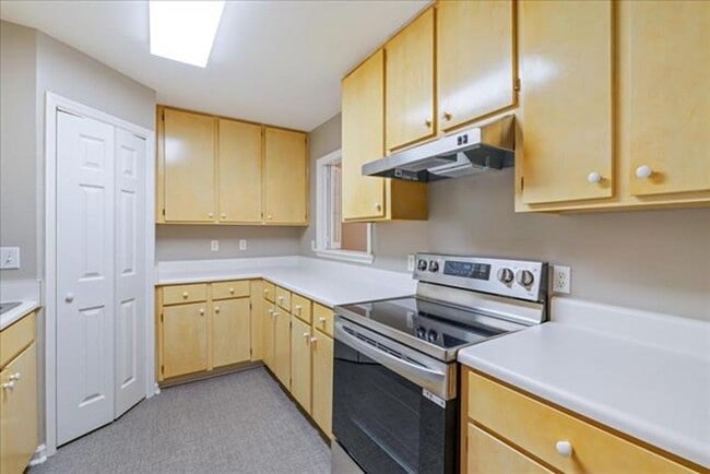 Building Photo - East Tallahassee Brick Townhome With One Car Garage