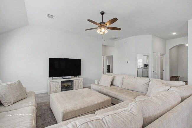 Building Photo - Beautifully Maintained Home on Greenbelt!