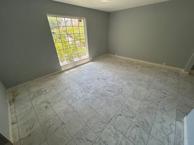Building Photo - SPACIOUS 2 BEDROOM TOWNHOME IN LAS VEGAS COUNTRY CLUB