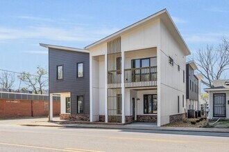 Building Photo - Modern + Classic Feel in the Heart of Downtown Chattanooga | 4 beds, 2.5 baths!