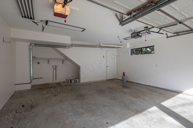 Building Photo - OPEN HOUSE: 12/13 1-2PM ~ 3BR Townhome with Garage, 1 BLOCK from Ocean!