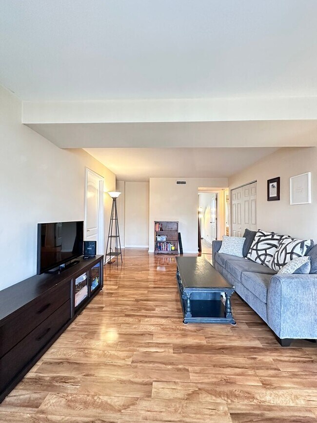 Building Photo - 1272 Villa Ln