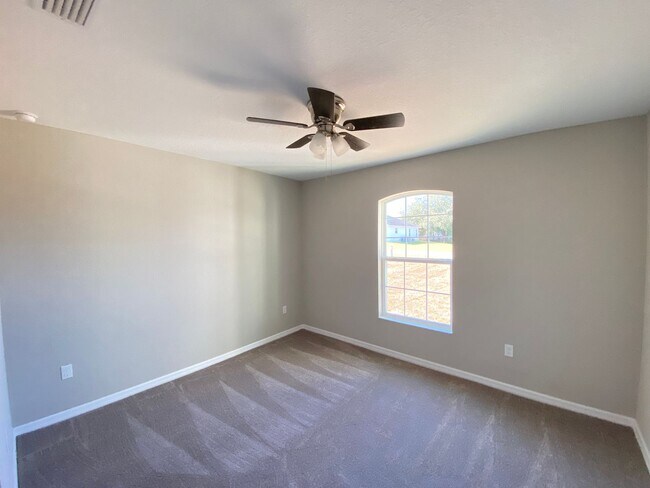 Building Photo - Desirable SW Ocala Neighborhood 3/2/2 *WON'T LAST*