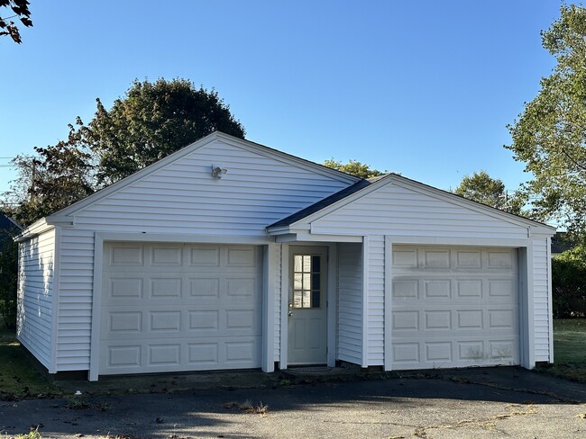 Building Photo - 32 Maplewood St