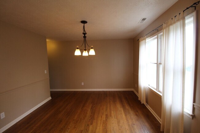 Building Photo - 907 Meadowlark Dr