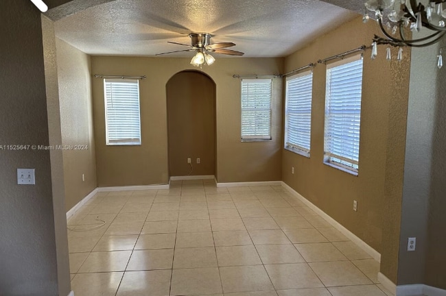 Building Photo - 811 Belmont Ln