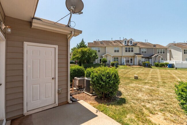 Building Photo - Excellent 2 BR Townhome close to Downtown Raleigh.  Available now!