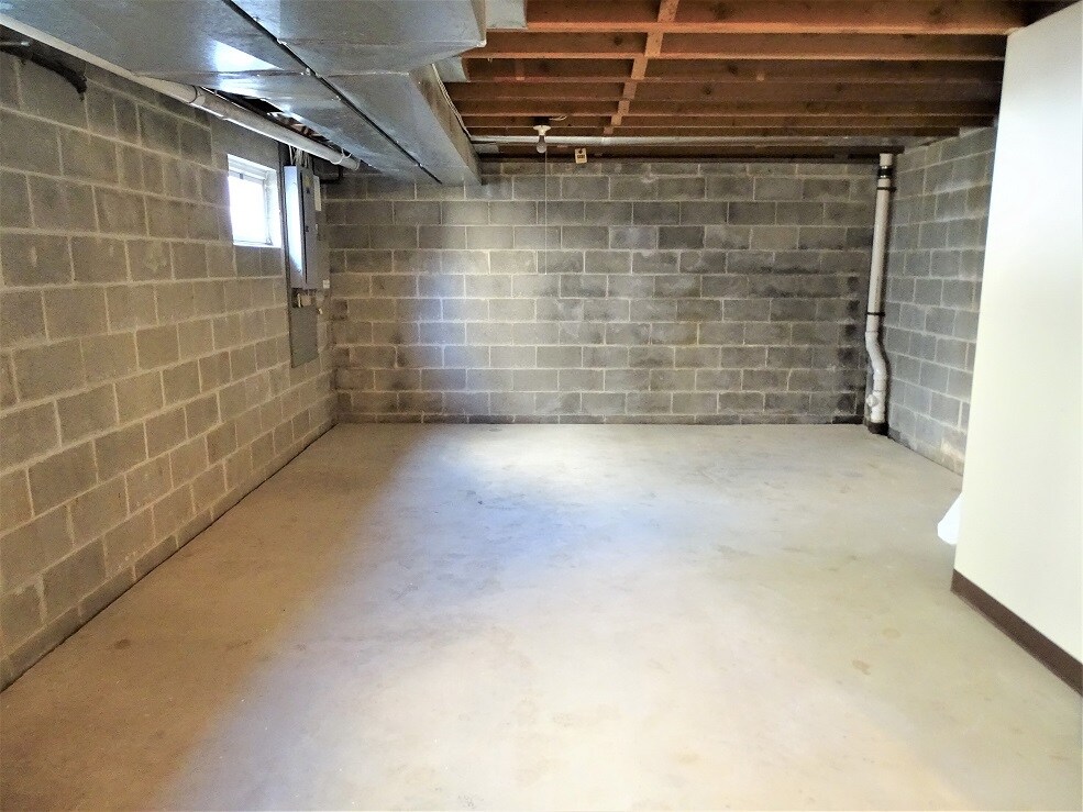 Building Photo - 1005 Ayres Ct