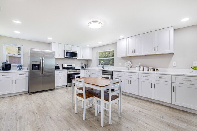 Building Photo - Englewood Padsplit Co-living Affordable Ho...