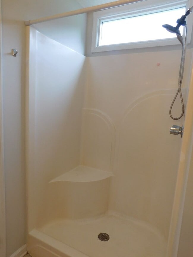 Building Photo - 210 Rivershore Dr