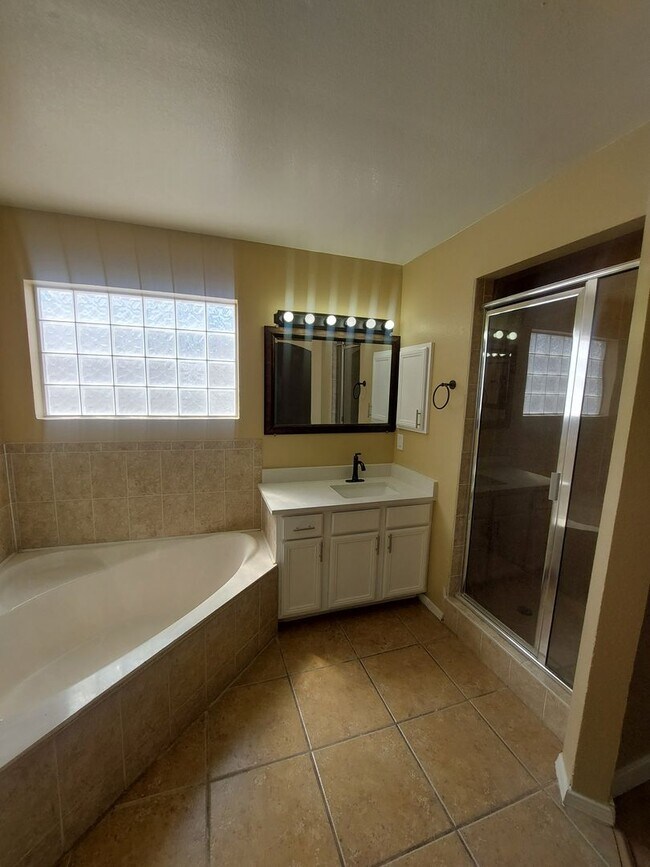 Building Photo - 4 BEDROOM 3 BATHROOM HOME! fully remodeled...