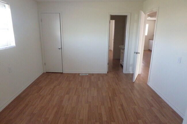 Building Photo - Four bedrooms Two bathrooms house in count...