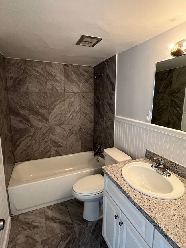 Building Photo - Lovely 1/1 in central St Pete