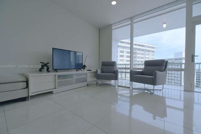 Building Photo - 1408 Brickell Bay Dr