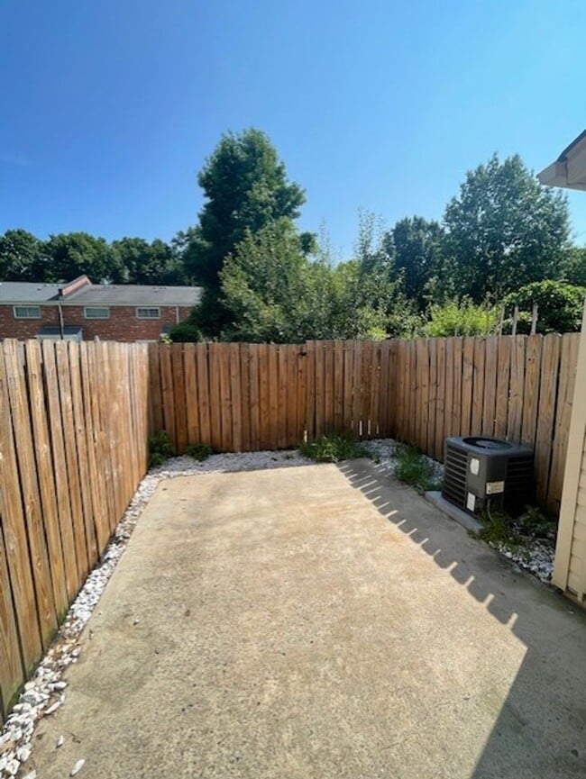 Building Photo - Must see this adorable 2 bedroom 1.5 bath ...