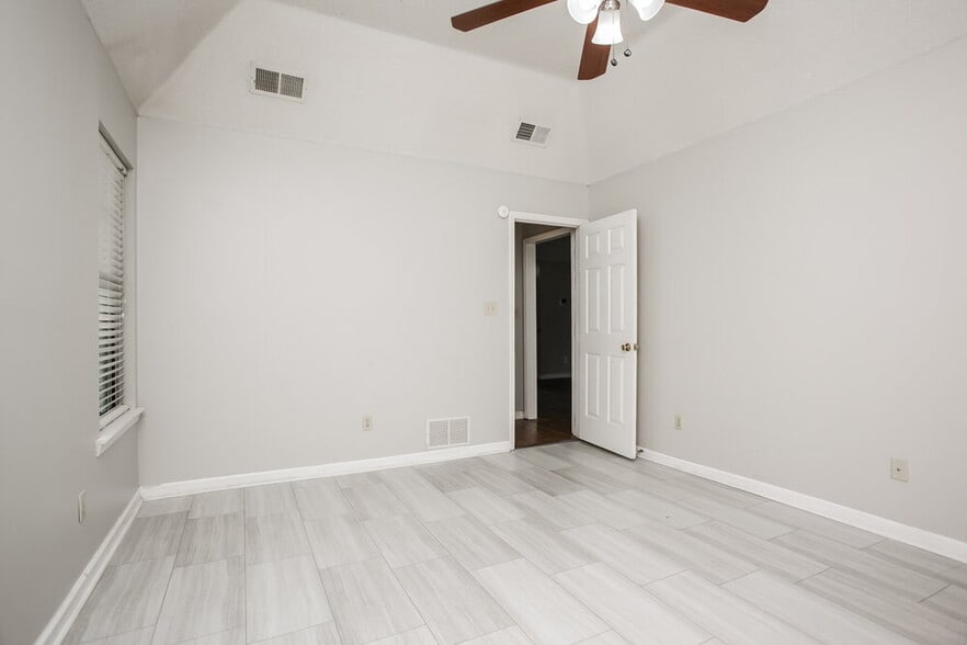 Building Photo - 10824 Ridgefield Dr