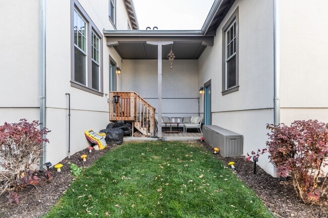 Building Photo - Daybreak living at its finest!