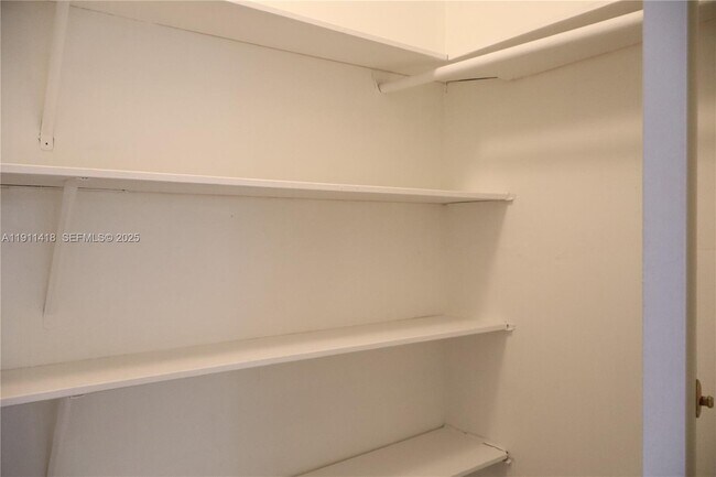 Building Photo - 1225 NE 124th St