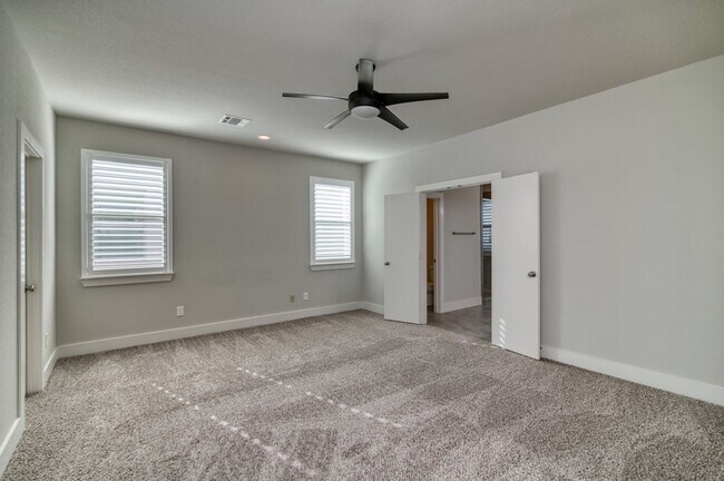 Building Photo - GORGEOUS 3 BEDROOM TOWNHOUSE LOCATED IN FORT WORTH!