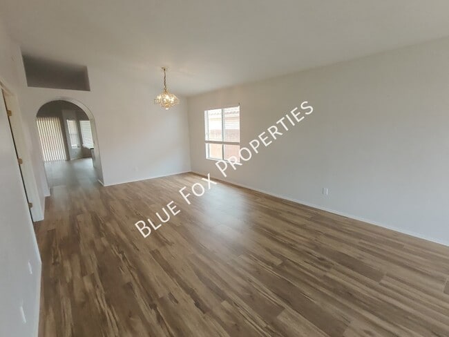 Building Photo - 710 W Calle Alta Loma