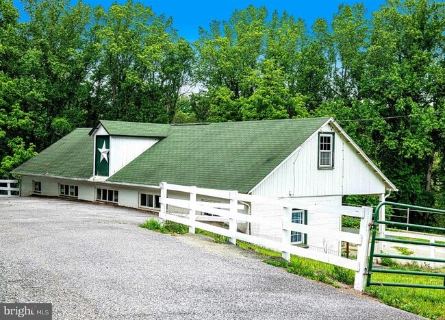 Building Photo - 607 E Wheel Rd