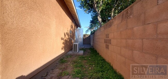 Building Photo - Private 2 Bedroom Unit