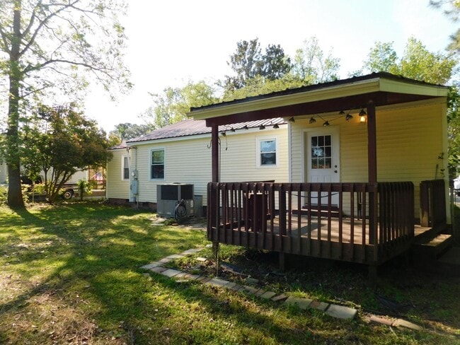 Building Photo - Single Family Home Just Minutes From Cherry Point Base!