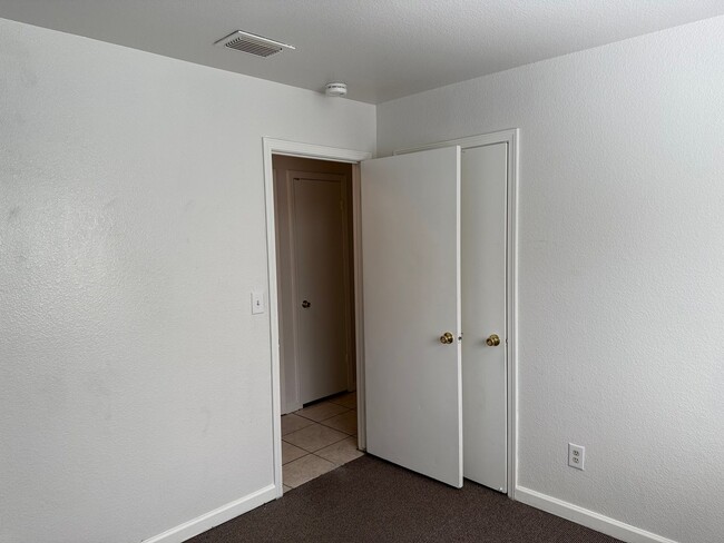 Building Photo - Single story in Modesto!