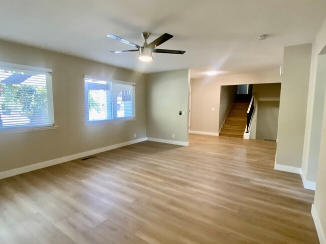 Building Photo - RECENTLY RENOVATED 4 BED, 2.5 BATH HOME ON CORNER LOT